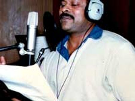 అల్లు అర్జున్ 'వరుడు' లో చిరంజీవి ఏం చేస్తారంటే..