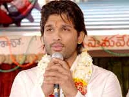 అల్లు అర్జున్ వరుడు పబ్లిసిటీ లో కొత్త తలనొప్పి....?