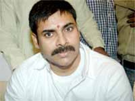 రాజకీయ హస్తంతో పవన్ కళ్యాణ్ చిత్రం వెనుక దాగి ఉన్న రహాస్యాలు !?