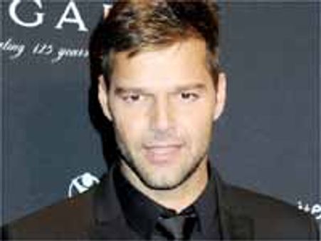 ఆ 'హీరో' కోసం ఆడాళ్లు కాదు మగాళ్లు 'క్యూ' కడుతున్నారు