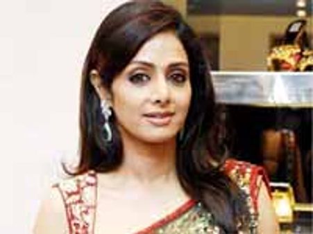 వానిష్ పౌడర్ తో మళ్ళీ ముఖానికి రంగు వేసి శ్రీదేవి!