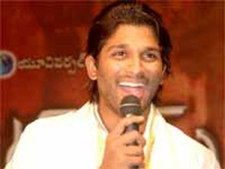 అల్లు అర్జున్ రాకతో పులకరించిన పాలకొల్లు!