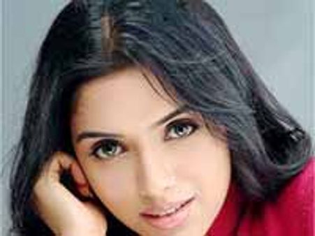 జాన్ అబ్రహాంతో ఘర్షణ కు దిగిన అసిన్!??