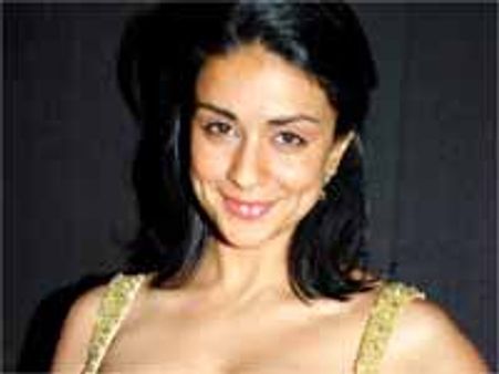 టాయిలెట్లో ఇరుక్కుపోయిన హీరోయిన్?