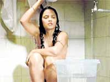 న్యూడ్ గా కనిపించి నీతూ చంద్ర సెన్సేషన్