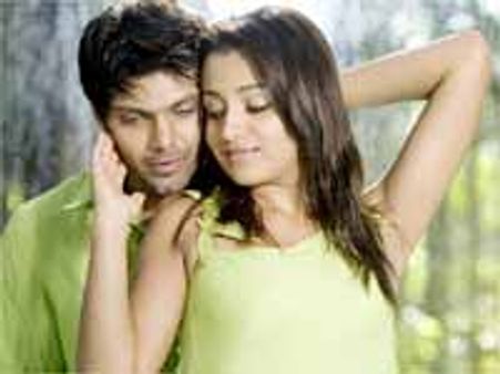 వరుడు విలన్ తో హాట్ స్టార్ త్రిష చేసిన...