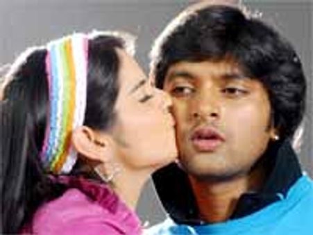 ఆడవాళ్ళ కాలేజీలో చేరిన 'ఆర్య-2' నిర్మాత