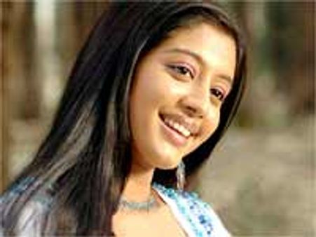 తల్లైన 'నా ఆటోగ్రాఫ్' గోపిక