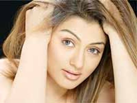 హఠాత్తుగా హన్సిక హాట్ హాట్ గా... అందుకే