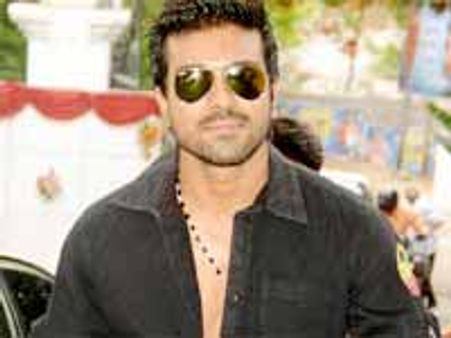 ఐపియల్ పై పట్టు పెంచుకొంటున్న రామ్ చరణ్!