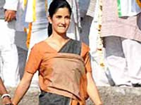 సోనియా గాంధీ కోరితే మా సినిమా చూపుతాం