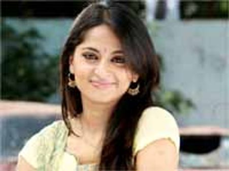 అనుష్క గెటప్ చూసి పూనకం తెచ్చుకున్న జూనియర్ ఆర్టిస్ట్!