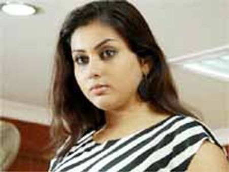 నమిత భారీ అందాలనే పెట్టుబడిగా పెట్టి...