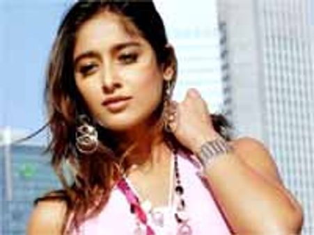 జూ ఎన్టీఆర్ కోసం ఇలియానా బికినీలో...