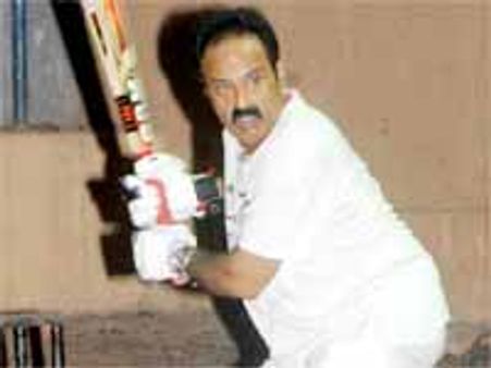 బాలకృష్ణ, చిరంజీవి మద్య హోరాహోరి మొదలైంది!