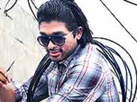 అమీర్ ఖాన్ ని అనుకరిస్తూ అల్లు అర్జున్ విన్యాసాలు