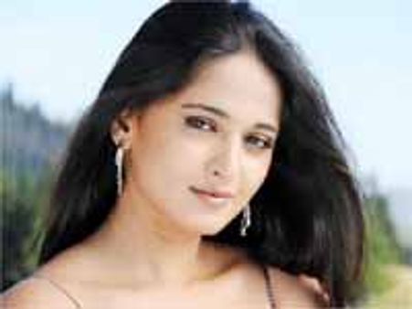 అనుష్కను పెళ్ళి చేసుకుంటానంటూ బార్ లో తెగ హంగామా..!