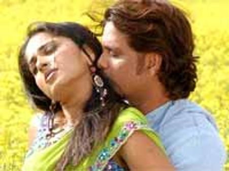 'అనుష్క...నిన్నొదలా..' అంటూ ఆమె వెనకే నాగార్జున