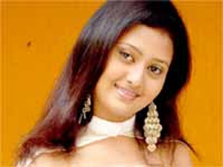 నటిని ముద్దు పెడుతూ దొరికిపోయిన డైరెక్టర్?