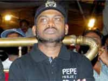 సురేంద్ర రెడ్డి, కృష్ణ వంశీలను ప్రక్కన నెట్టి కరుణాకరన్‌..