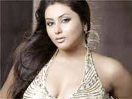 దర్శక, నిర్మాతలు పట్టుబట్టి సెక్సీగా..నమిత కంప్లైంట్