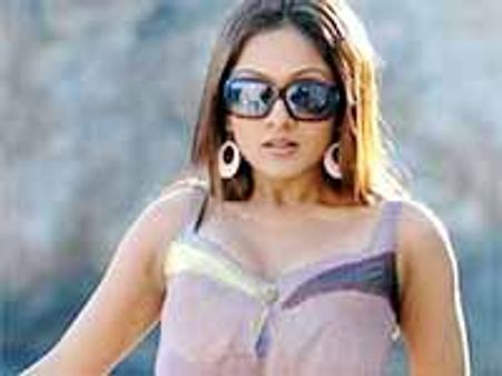 ఎన్టీఆర్ తో చేసినా ఆఫర్స్ రావటం లేదని...షీలా