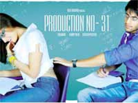 ప్రియురాలి నడుము చూసి పరీక్ష రాసే ప్రియుడు