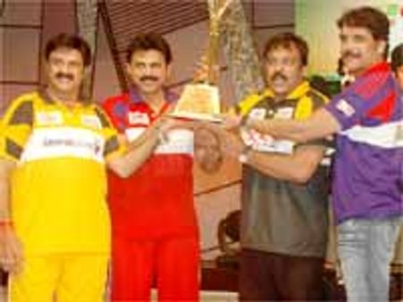 ‘స్టార్ హీరో’ల సకుటుంబ సపరివార చిత్రాలు త్వరలో...