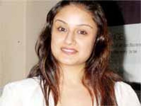 మొగుడు కాదన్నా...మామ గారు ఆ హీరోయిన్ ని చేరదీస్తున్నాడు