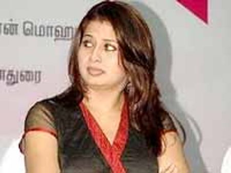 మిసమిసలాడుతున్న సంగీత...వెలవెలబోయిన త్రిష...