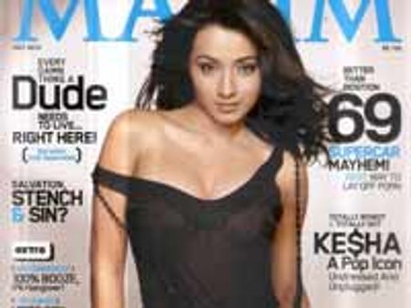 'మాక్జిమ్‌' కోసం త్రిష అందాలు బట్టబయలు...