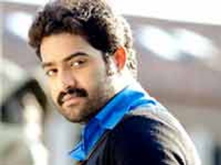 మగ్గరు మిత్రులతో కారులో ఫుల్‌ గా ఎంజాయ్‌ చేసిన జూ ఎన్టీఆర్‌...