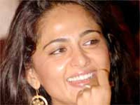 అనుష్కకి పొగడ్తలు...శ్రియకి చీవాట్లు..