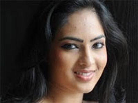 ఆపుకోలేక ఏడ్చేసాను అంటున్న 'కొమురం పులి' హీరోయిన్