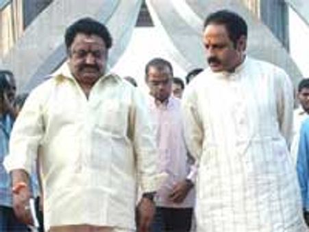 బాలయ్య 'సింహా' సెంచరీకి కేక్ కట్ చేసిన సీతయ్య ..!?