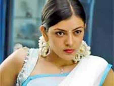 బాలయ్యకు మడతకాజా తినిపించిన కాజల్..!?