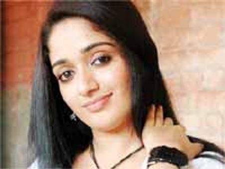 పనిమనిషి కన్నా హీనంగా ట్రీట్ చేసారంటున్న హీరోయిన్