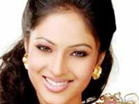 షూటింగ్ లో కన్నీళ్ళపర్యంతమైన ‘పులి’ హీరోయిన్