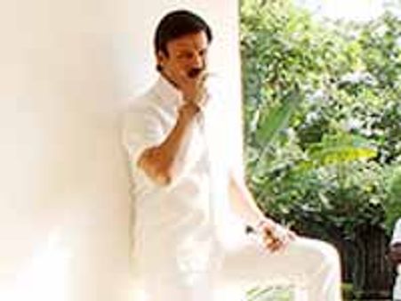 'రక్త చరిత్ర' ఫొటోలలో...పవన్, పరిటాల రవి ఎపిసోడ్?