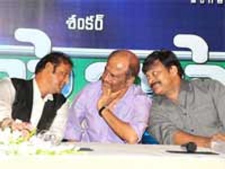 మెగాస్టార్-సూపర్ స్టార్-కలెక్షన్ కింగ్ ల సరదా చలోక్తుల మధ్య 'రోబో'