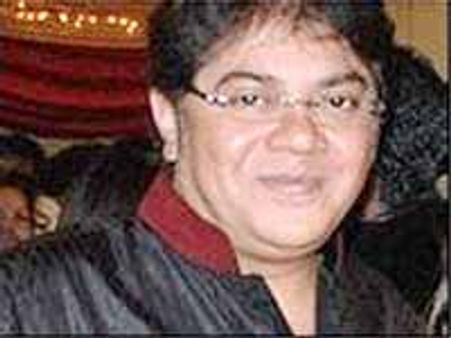 రామ్ గోపాల్ వర్మ నిర్మాత...అక్రమ సంభంధం.. భార్య దేహశుద్ది