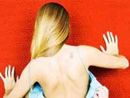 సినిమాల్లో నగ్నంగా నటిస్తున్న టీచర్