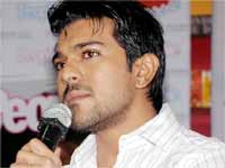 పవన్ కళ్యాణ్ లా రామ్ చరణ్ చేయడం ‘చిరు’కి ఇష్టం లేదు..