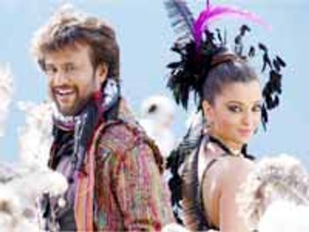 సూపర్ స్టార్ ట్రయాంగిల్ లవ్ స్టోరియే ‘రోబో’...!?