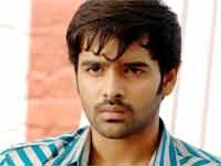 సినిమా ఫట్‌ మన్నందుకు పందెం కాసి మీసం తీసిన యంగ్ హీరో...