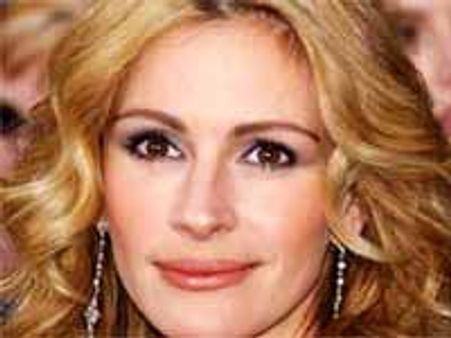 ఆమె కావాలనే 'చీర'ను జారవిడిచిందా...?