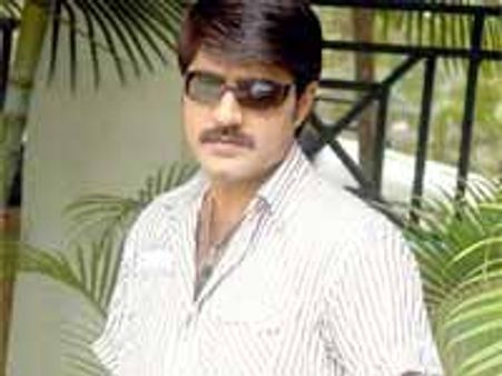 హీరో శ్రీకాంత్‌ భూమి కబ్జా..స్టేషన్ లో కంప్లైంట్