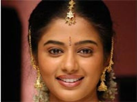 ఆయన చేసిన తర్వాతే నన్ను చేయమంటారు: ప్రియమణి..!