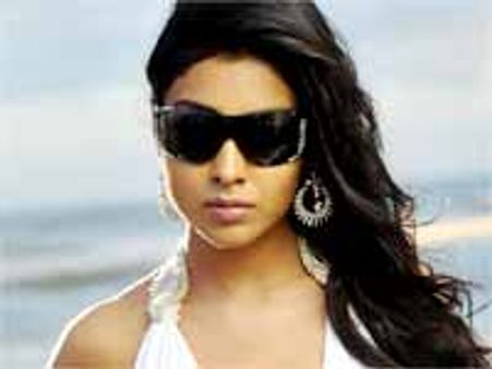 మిగతా హీరోయిన్స్ కూడా బ్రతకాలికదా...శ్రియ