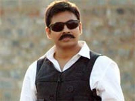 బృందావనం, ఖలేజా సినిమాలకు భయపడుతున్న పవర్ స్టార్..